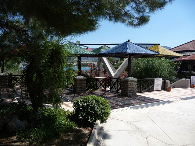 Vers la piscine et le bar