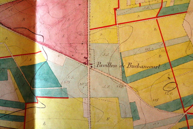 Plan du 03 NOVEMBRE 1899 : Le parc d'agrément apparaît en rose et autour les cultures en jaune et les bois en vert. Dans l'angle Sud-est le pavillon de Buchancourt qui sera transféré au Camp d'Orléans.
