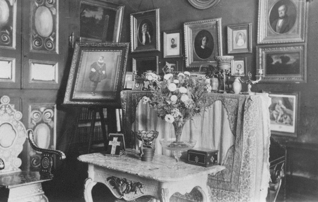 Le Salon. Lgrement  gauche, sur un chevalet,le portrait de M. Armand Jean Marie DONCOEUR