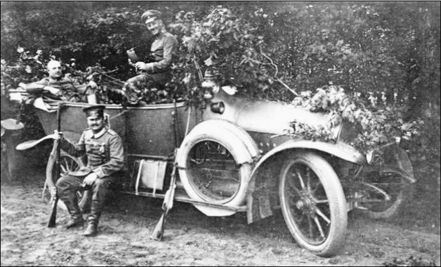 Mai 1915. Convoi camoufl dans le Camp.