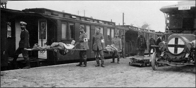 Dcembre 1915. Infirmiers allemands sur un quai de gare, impute  Sissonne, probablement plutt  Saint-Erme