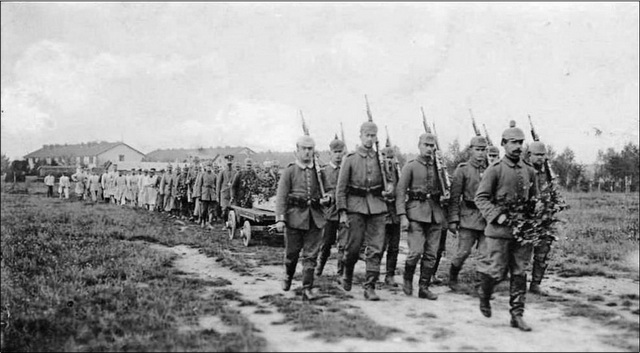 Entre 1914 et fvrier 1916, selon les tenues. Enterrement allemand au Camp 