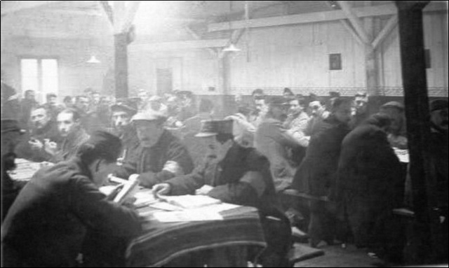Salle de lecture Parfois galement, les autorits des camps organisent des sances obligatoires de courrier  destination des familles des prisonniers  