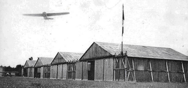 Les hangars d'aviation au Mont de la Croix.