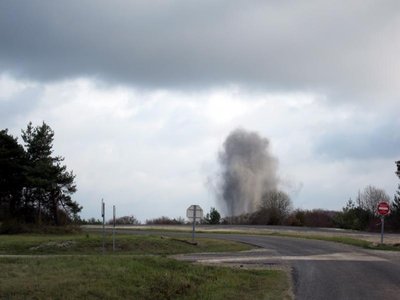 Le panache de l'explosion est trs visible  deux kilomtres de distance.