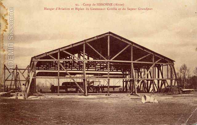 Vers 1911 Hangar d'aviation en cours de construction au Mont de la Croix.