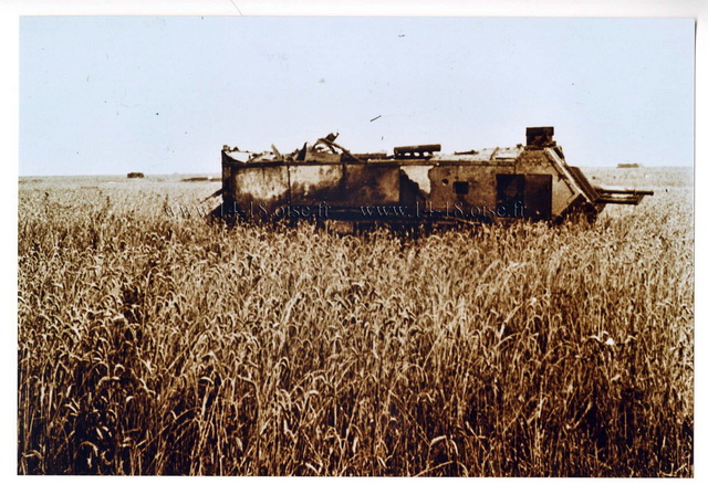 un char dtruit dans un champ de l'Oise