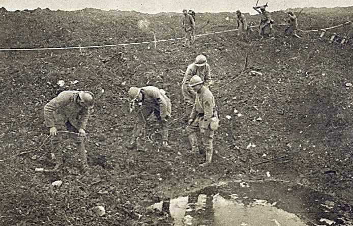 Des tlphonistes en train de rparer une ligne sur le front Photographie parue dans Le Miroir le 18 mars 1916, publie sur le site CRDP de Toulouse