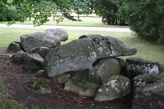 Le dolmen dplacer dans le parc du chteau de Marchais