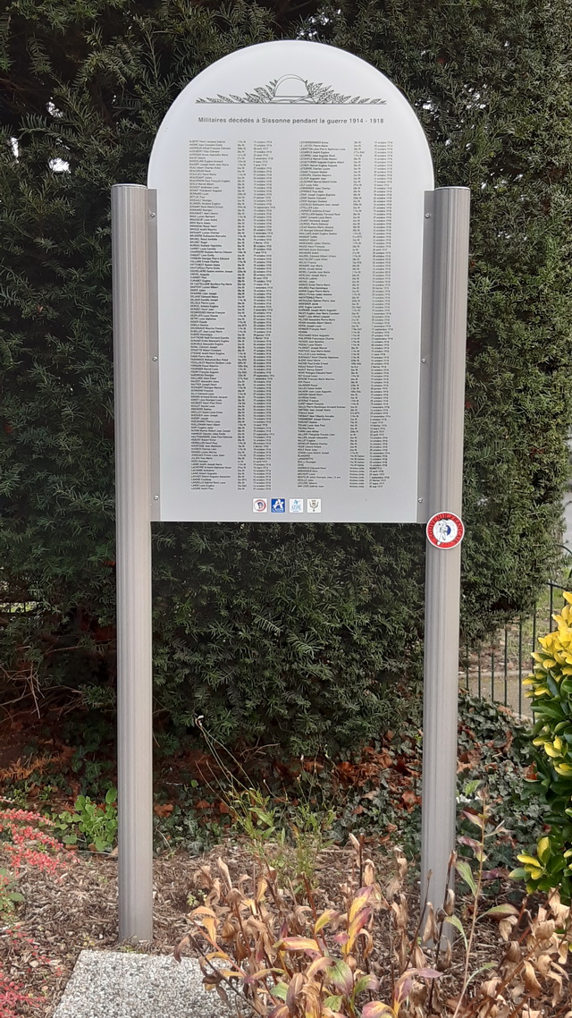 Le mmorial prs du monument aux morts de Sissonne, la liste des 221 tus sur la commune