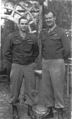 Capt. Wayne W Pierce ( gauche)