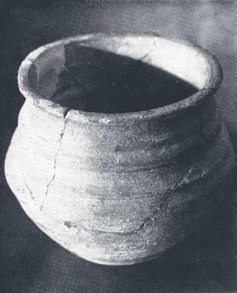 Cimetire de Joffrecourt. Vase mrovingien (Vme - VIIIme Sicle aprs Jsus-Christ)(Photo G. DUMAS)