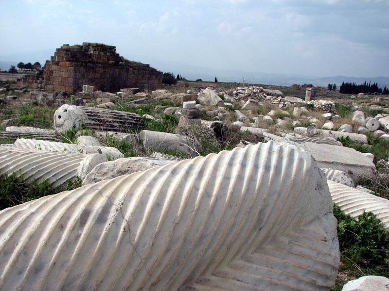 turquie12.jpg - Hierapolis : temple d'Appolon