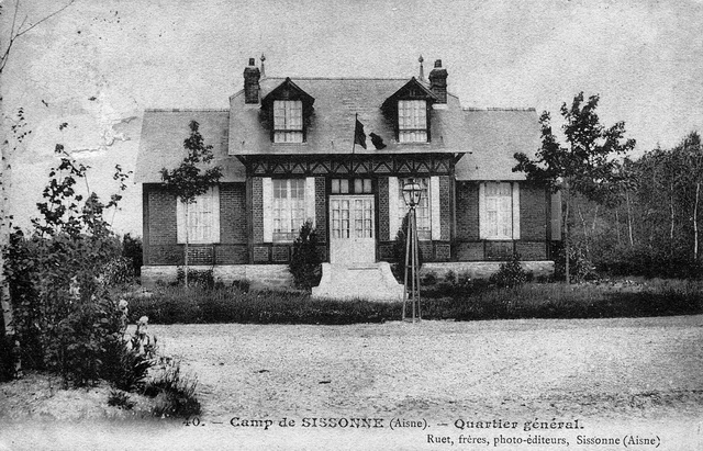 Après remontage dans le camp, la maison de Buchancourt devient le « pavillon des généraux ».Le pavillon est reconstruit en bout de la rue de La Selve, au Camp.