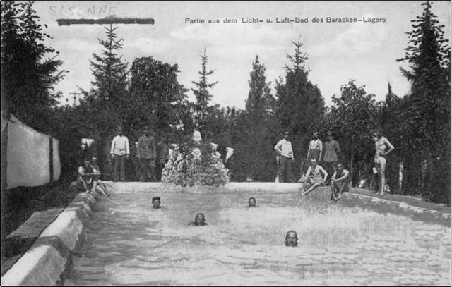 1914-1918 :Non datée. La piscine dans le Camp, construite par les allemands entre 1914 et 1918.
