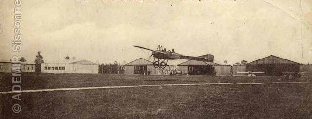 Camp de Sissonne. Parc d'aviation militaire. Hangars d'aviation. Vers 1913.