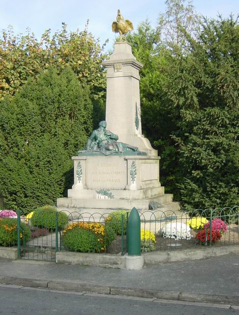 Le monument aux mortsPlace de la Petite Roize,Aujourd'hui Place René Fleury